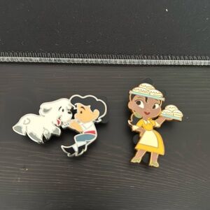 Set of 2 Disney pins